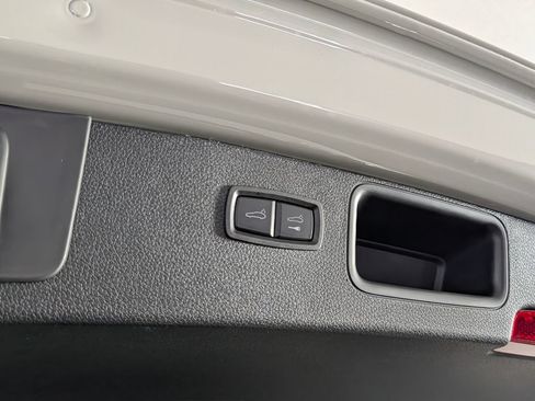 New 2026 Porsche Macan AWD/4WD image 18