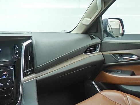 Used 2019 Cadillac Escalade ESV Luxury image 21
