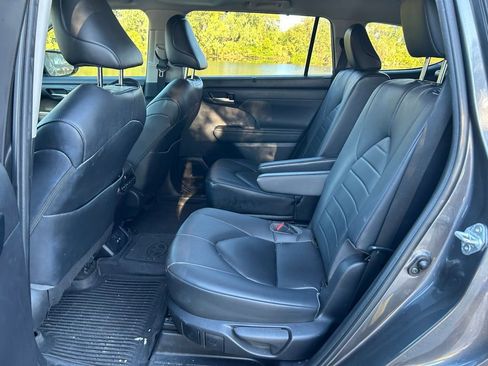 Used 2023 Toyota Highlander XLE image 14