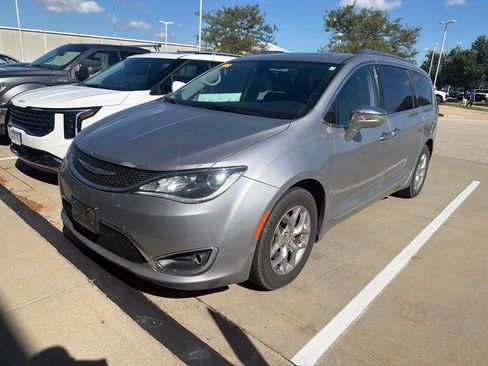 Used 2018 Chrysler Pacifica Limited FWD image 2