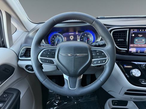 Used 2024 Chrysler Pacifica Touring-L FWD image 17