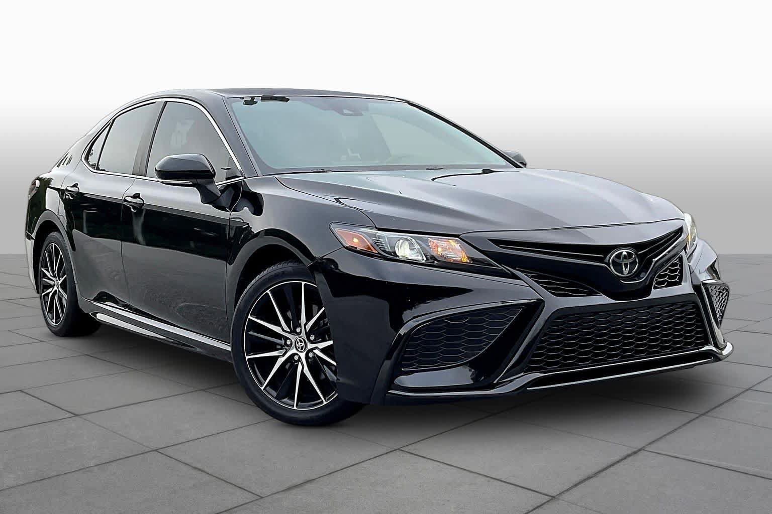 Used 2024 Toyota Camry SE w/ Convenience Package FWD image 3
