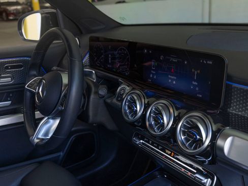 Used 2025 Mercedes-Benz GLB 250 image 29