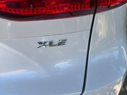 Used 2024 Toyota Venza XLE AWD/4WD image 8