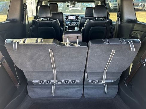 Used 2025 Chrysler Pacifica Limited image 15