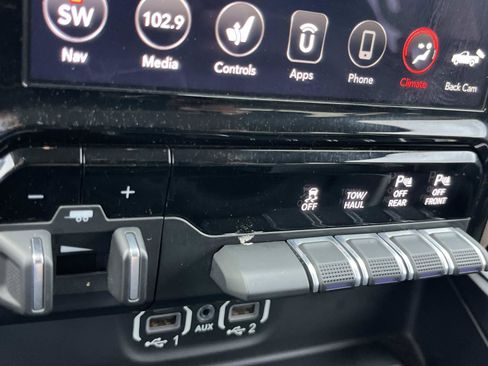 Used 2021 RAM 1500 Laramie AWD/4WD image 36