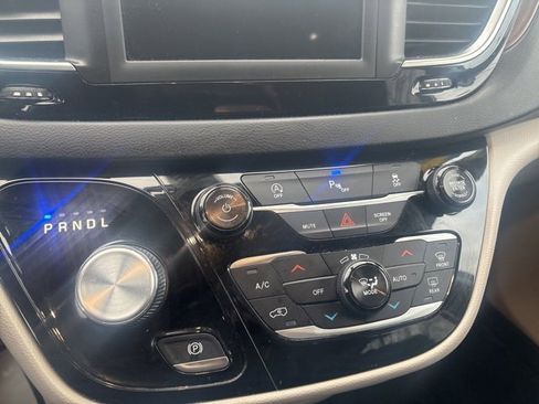 Used 2018 Chrysler Pacifica Touring-L image 27