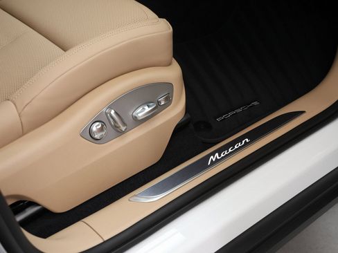 Certified 2026 Porsche Macan AWD/4WD image 18