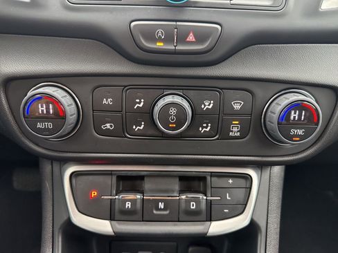 Used 2024 GMC Terrain SLE w/ Driver Convenience Package image 23