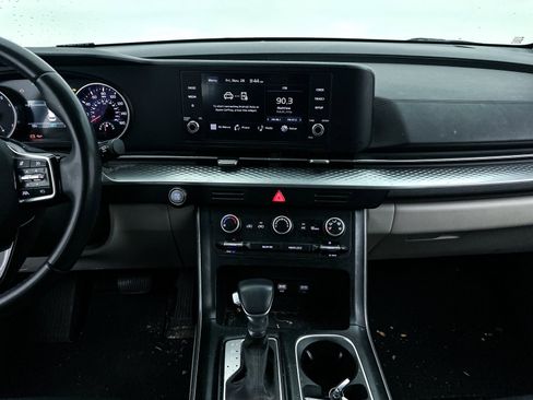 Certified 2024 Kia Carnival LX image 4