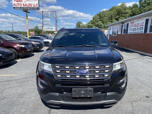 Used 2017 Ford Explorer XLT w/ Equipment Group 202A AWD/4WD image 2