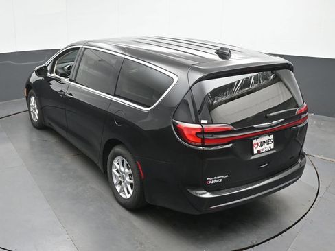 Used 2023 Chrysler Pacifica Touring-L FWD image 38