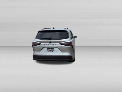 Used 2025 Toyota Sienna XLE FWD image 6