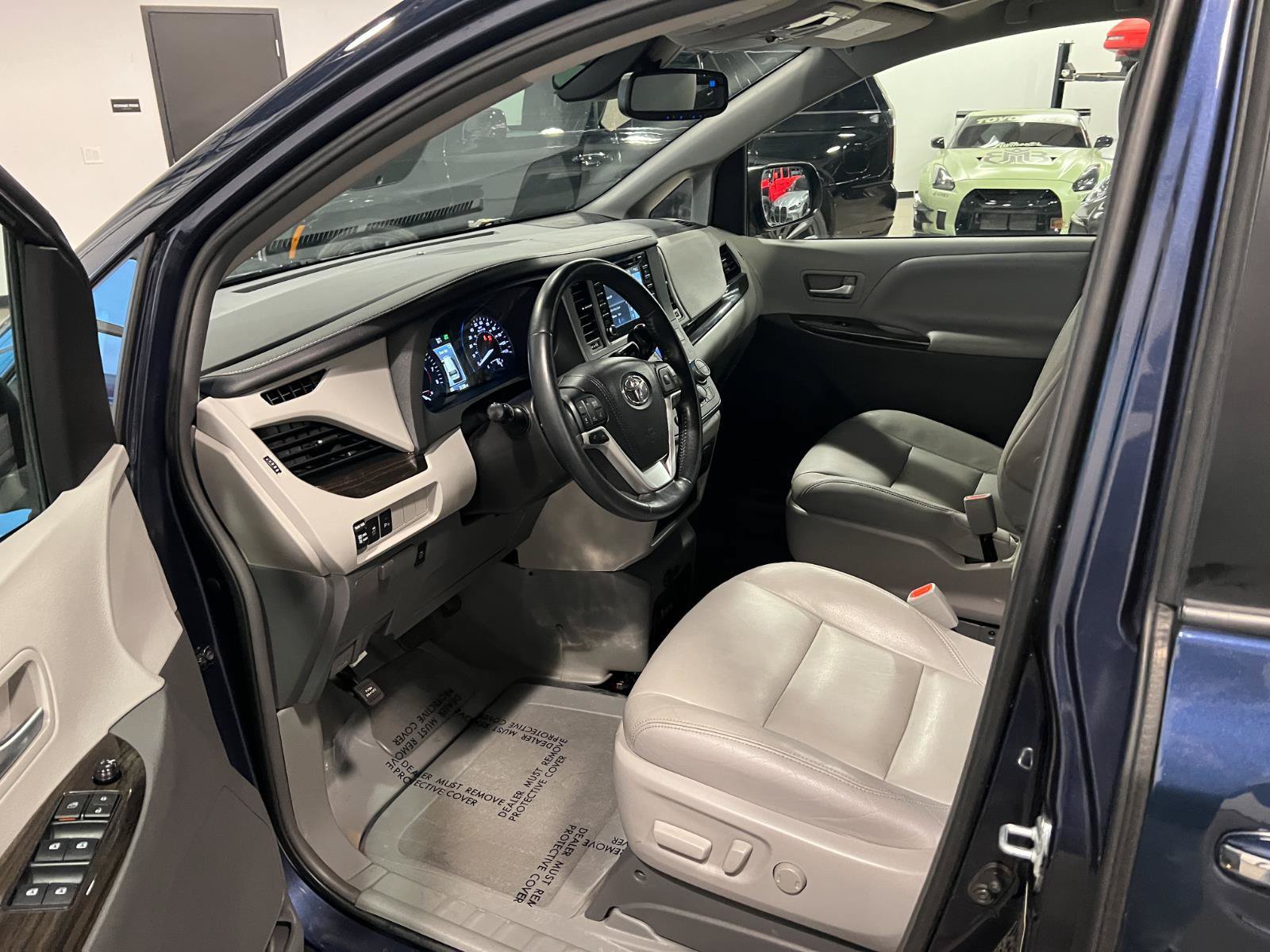 Used 2018 Toyota Sienna XLE w/ XLE Navigation Package FWD image 10
