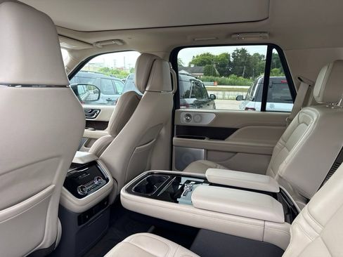 Used 2020 Lincoln Navigator Reserve w/ Luxury Package AWD/4WD image 13