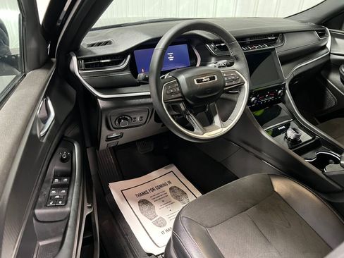 Used 2024 Jeep Grand Cherokee L Laredo image 2