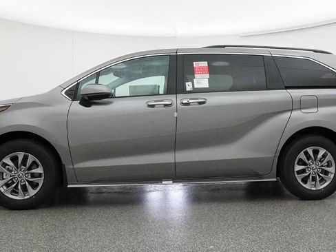 New 2026 Toyota Sienna XLE image 19