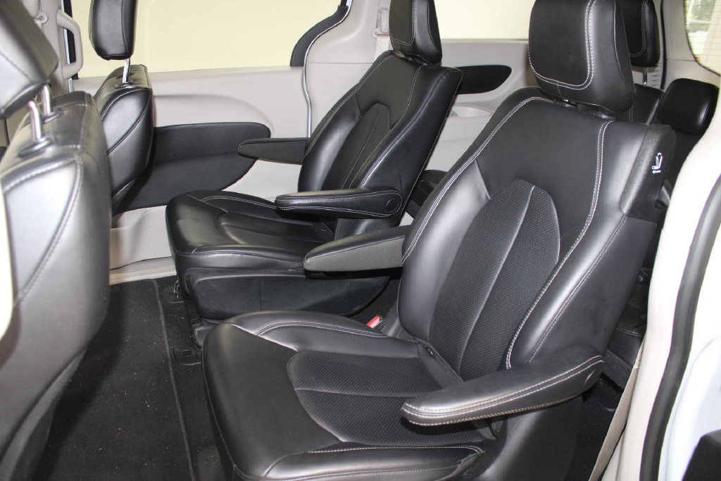 Used 2023 Chrysler Pacifica Touring-L FWD image 18