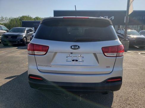 Used 2017 Kia Sorento AWD image 4
