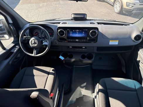 Used 2025 Mercedes-Benz Sprinter 2500 image 4