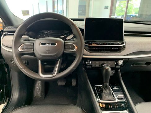 Used 2024 Jeep Compass Latitude w/ Sun and Sound Group AWD/4WD image 8