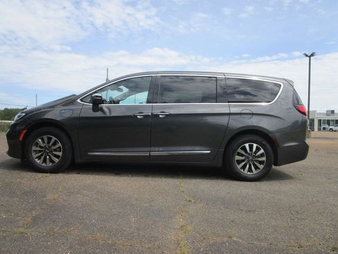 Used 2022 Chrysler Pacifica Limited image 2