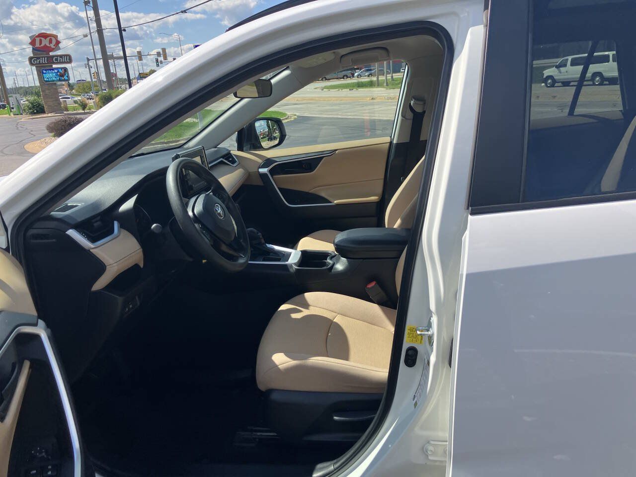 Used 2021 Toyota RAV4 LE FWD image 11
