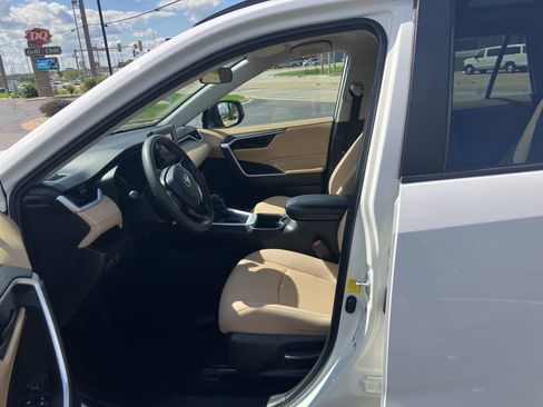 Used 2021 Toyota RAV4 LE FWD image 11