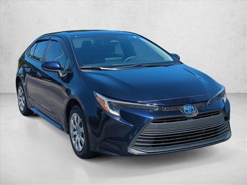 Used 2025 Toyota Corolla LE FWD image 3
