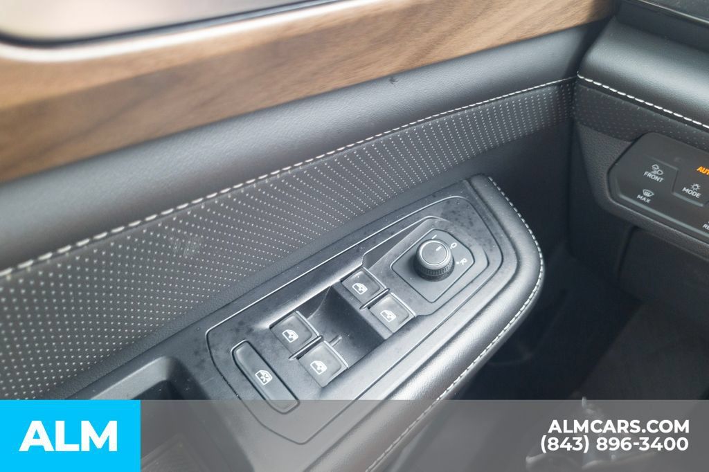 Used 2025 Volkswagen Atlas SE FWD image 32