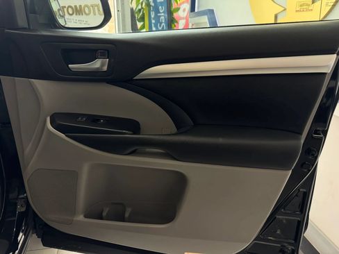 Used 2019 Toyota Highlander XLE AWD/4WD image 33