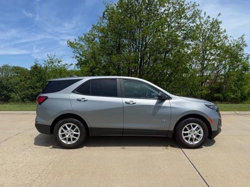 Used 2024 Chevrolet Equinox LS w/ LS Convenience Package FWD image 2