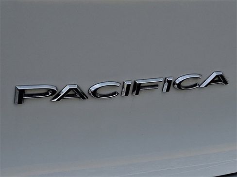 Used 2024 Chrysler Pacifica Select image 34