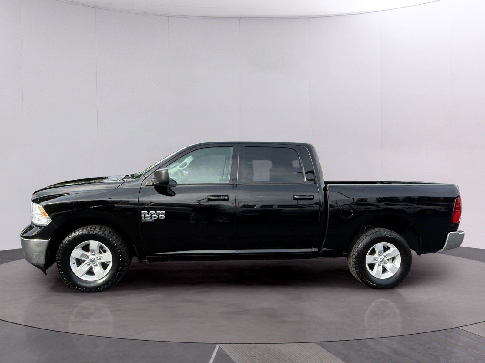 Used 2021 RAM 1500 Classic SLT RWD image 3