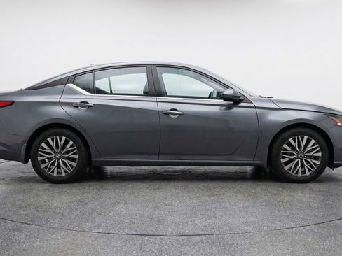 Used 2025 Nissan Altima 2.5 SV FWD image 11