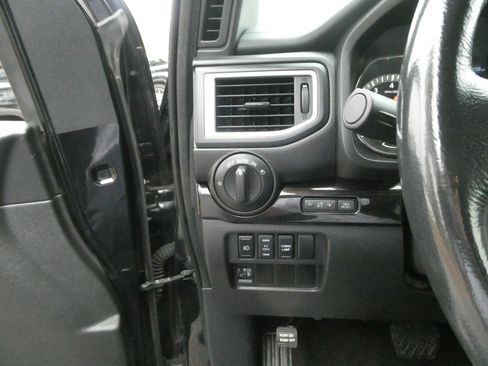 Used 2019 Nissan Titan SV w/ SV Convenience Package image 16