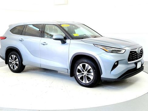 Used 2022 Toyota Highlander XLE AWD/4WD image 7