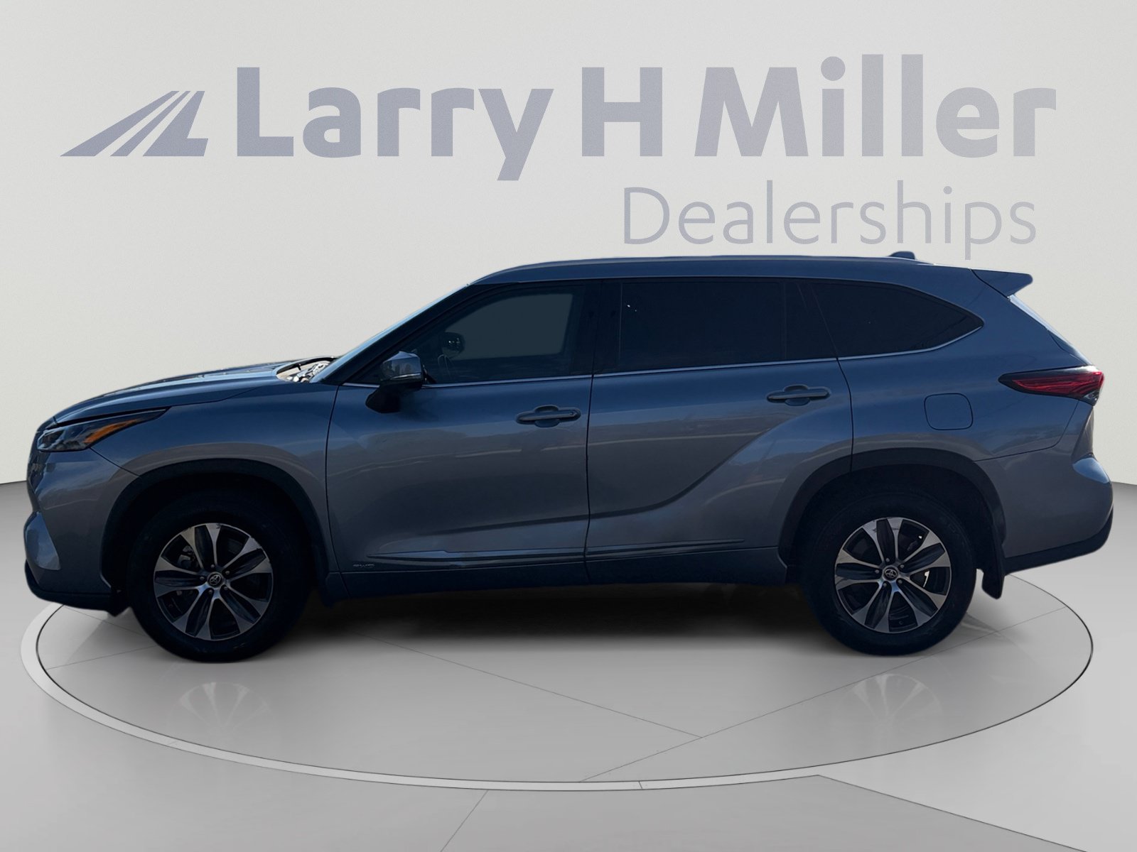 Used 2022 Toyota Highlander XLE AWD/4WD image 2