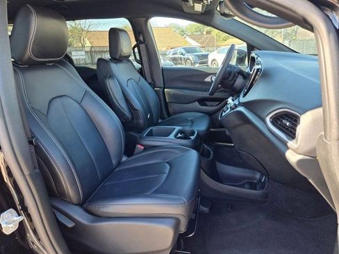 Used 2025 Chrysler Pacifica Select image 29