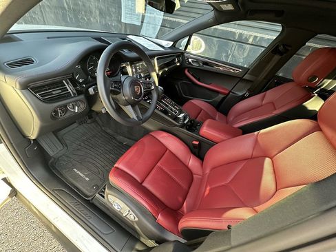 Certified 2025 Porsche Macan image 5