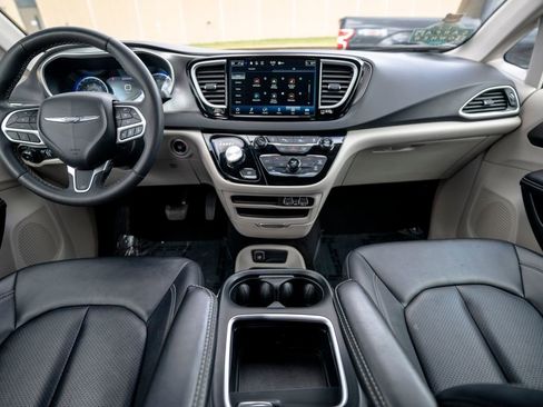 Used 2024 Chrysler Pacifica Touring-L FWD image 14