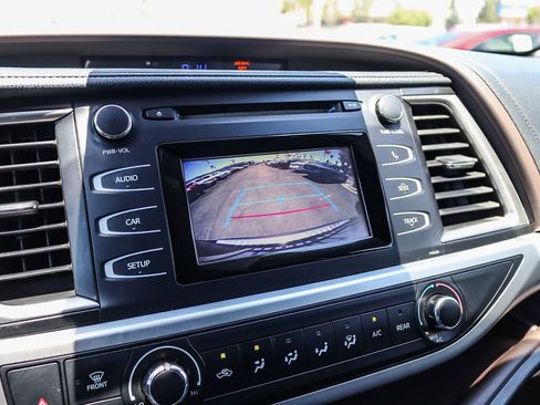 Used 2015 Toyota Highlander LE FWD image 24