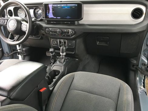 Used 2024 Jeep Wrangler Unlimited AWD/4WD image 33