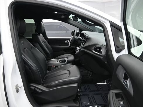 Used 2024 Chrysler Pacifica Limited FWD image 34