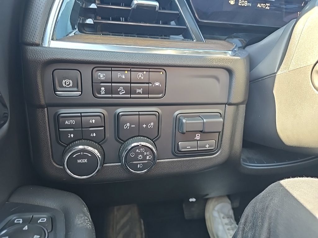 Used 2025 Chevrolet Suburban High Country w/ Sun And Tow Package AWD/4WD image 26