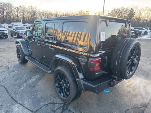 Used 2023 Jeep Wrangler Unlimited Sahara w/ Cold Weather Group image 8