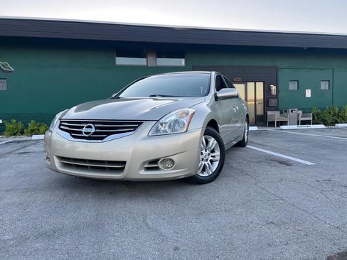 Used 2010 Nissan Altima 2.5 S w/ Convenience Pkg FWD image 2