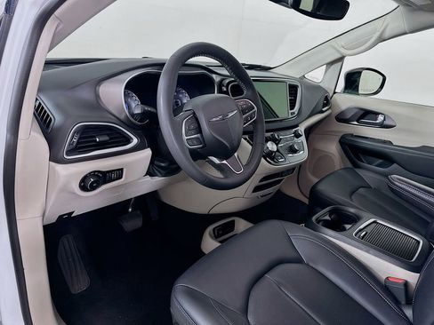 Used 2024 Chrysler Pacifica Touring-L image 9