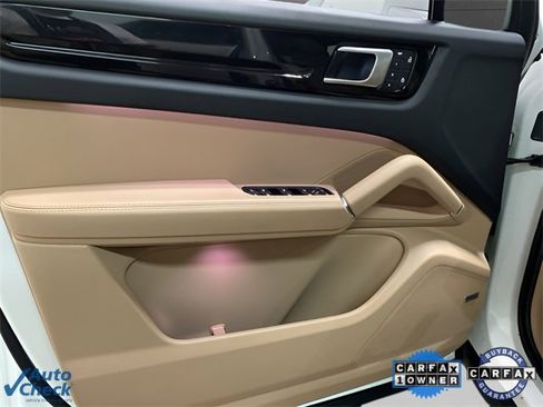 Used 2022 Porsche Cayenne w/ Premium Package image 14
