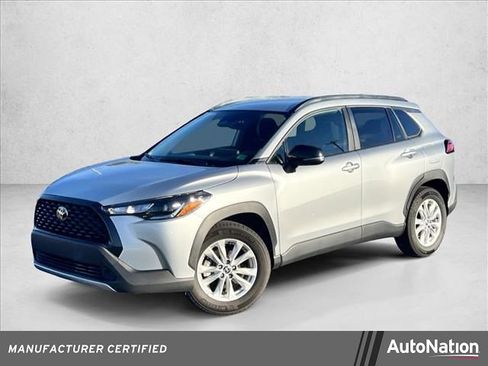 Used 2025 Toyota Corolla Cross LE image 1